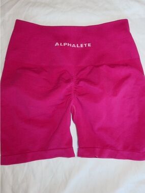 Alphalete amplify shorts 
Size small
Magenta